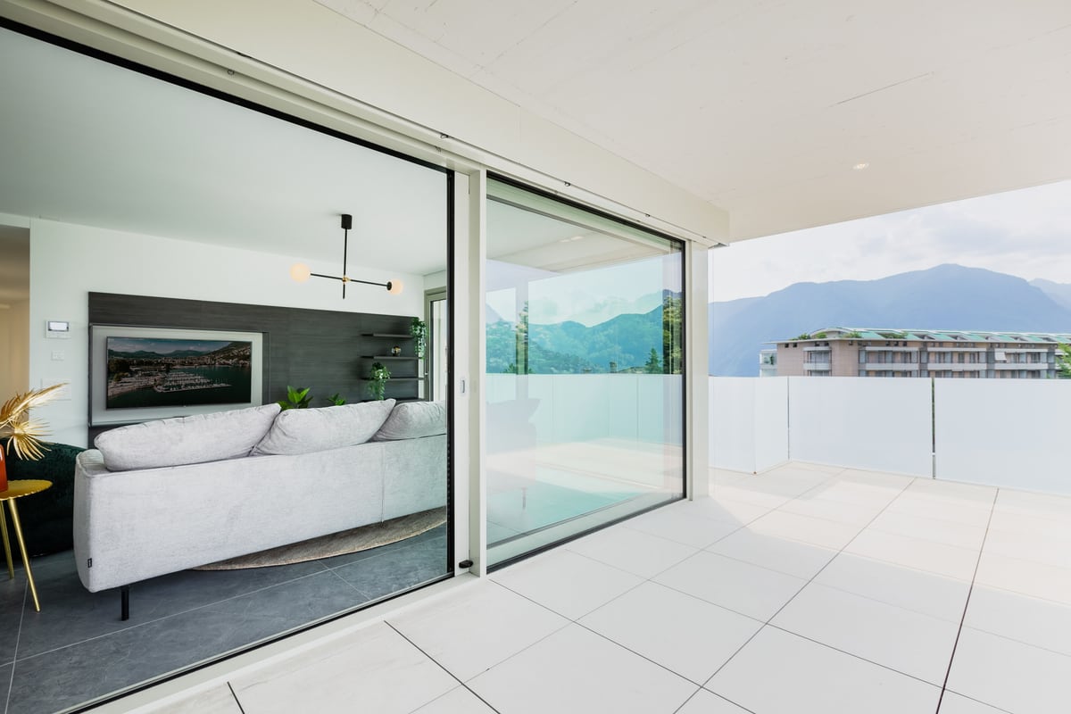 Vom Fensterbauer eingebaute Hebeschiebetür, die den Wohnraum zur Terrasse öffnet