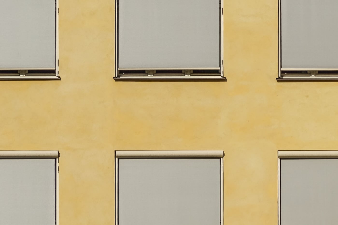 Detailaufnahme der Rollläden, die der Fensterbauer an der Fassade montiert hat