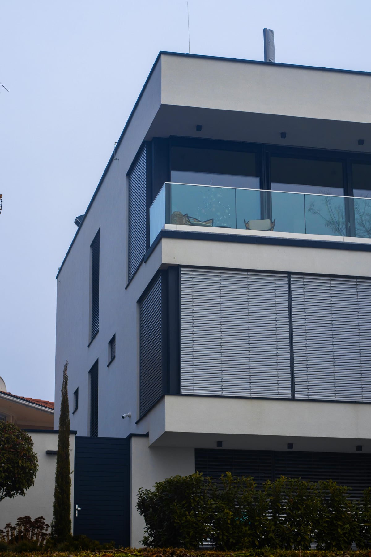 Modernes Wohnhaus mit außenliegenden Rollläden, die der Fensterbauer an mehreren Fensterfronten nachgerüstet hat