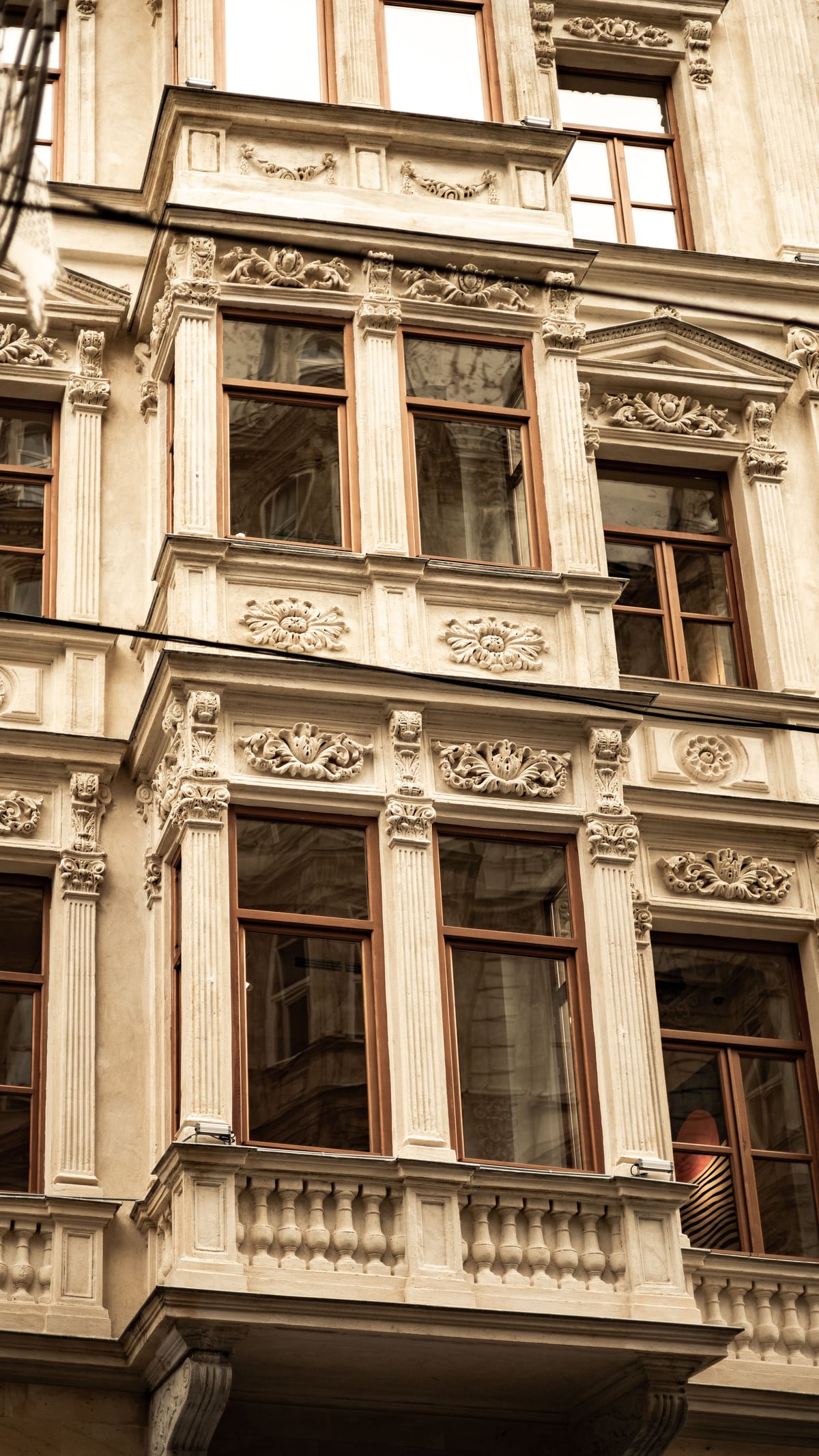 Historische Altbaufassade mit aufwendig verzierten Fensterrahmungen als Vorlage für die Nachfertigung durch den Fensterbauer